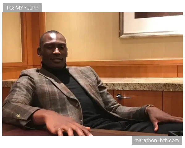 乔丹·汤普森训练完直接去超市抢最后一盒打折牛排，这反差谁懂