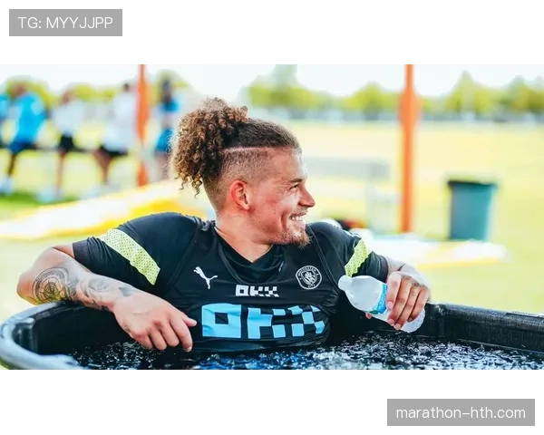 阿尔瓦雷斯训练完直接去奢侈品店刷卡，这自律和消费观也太割裂了